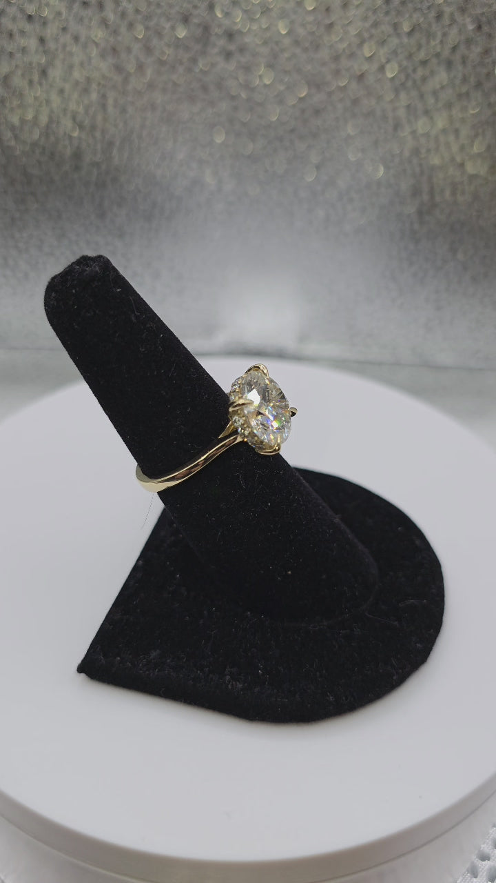 Round Solitaire with Hidden Halo